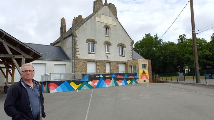 Denis Le Ralle, Maire de Marzan, devant l&#x27;école communale du Pigeon Vert